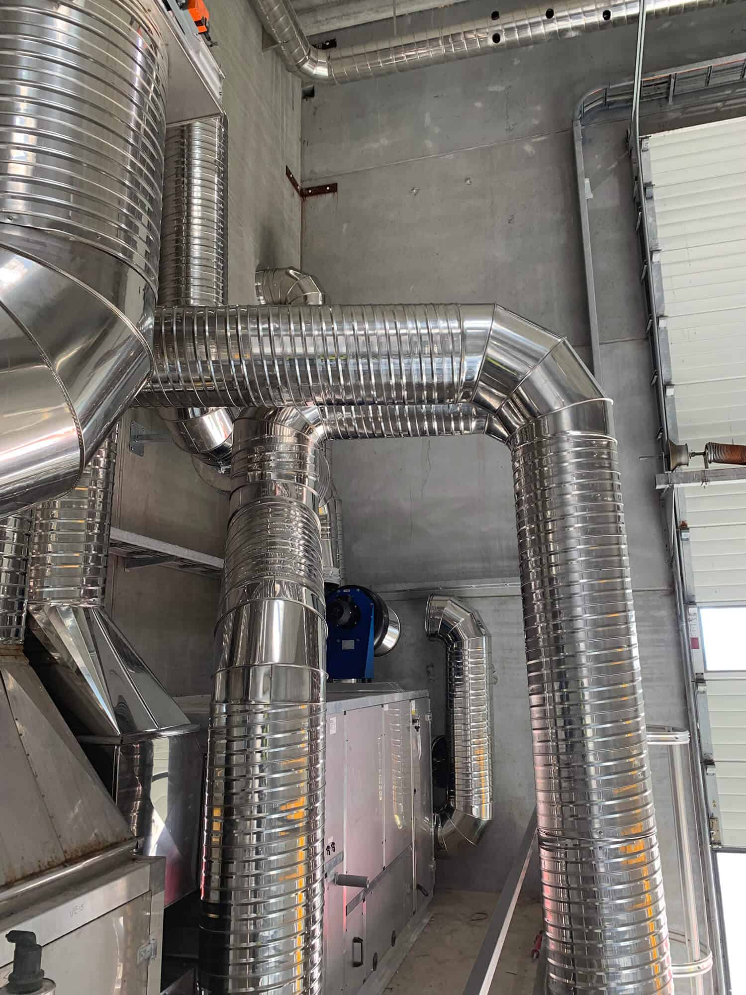 Blanke ventilationskanaler monteret i et teknikrum